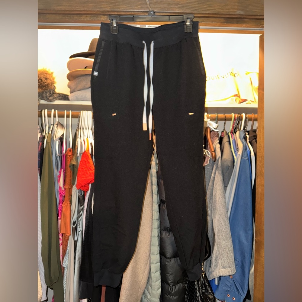 FIGS women’s jogger scrubs size small, black